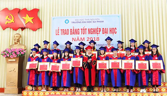 Lễ trao bằng cử nhân cho sinh viên tốt nghiệp khóa 49 khoa Ngữ văn